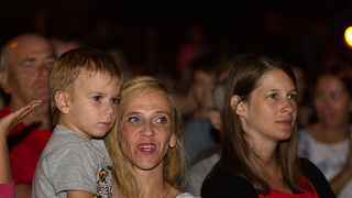 Mještani Bibinja sinoć su uživali u vrhunskom koncertu grupe Colonija na sportskom centru Crljenica Mještani Bibinja sinoć su uživali u vrhunskom koncertu grupe Colonija na sportskom centru Crljenica