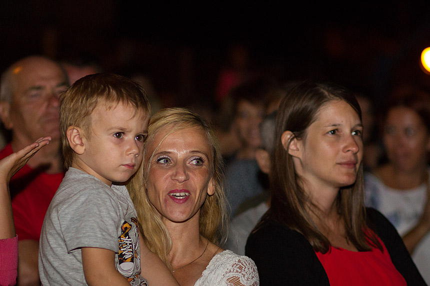Mještani Bibinja sinoć su uživali u vrhunskom koncertu grupe Colonija na sportskom centru Crljenica Mještani Bibinja sinoć su uživali u vrhunskom koncertu grupe Colonija na sportskom centru Crljenica