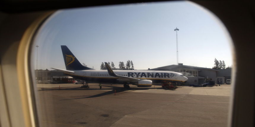 Helsinki, 050409.?Predstavnici zadarskih medija na trodnevnom posjetu Stockholmu i Helsinkiju. U prijestolnicama Svedske i Finske novinari su boravili u povodu otvaranja Ryanairove zracne linije Zadar – Stockholm – Zadar. ?Zrakoplov Ryanaira na pisti.
Fot Helsinki, 050409.?Predstavnici zadarskih medija na trodnevnom posjetu Stockholmu i Helsinkiju. U prijestolnicama Svedske i Finske novinari su boravili u povodu otvaranja Ryanairove zracne linije Zadar – Stockholm – Zadar. ?Zrakoplov Ryanaira na pisti.
Fot