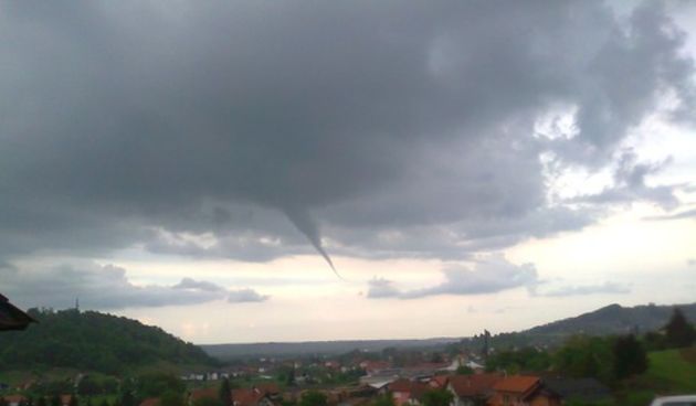 Tuča padala u Slavoniji, iznad Leopglave stvorila se pijavica, foto: 24sata/Tomislav Funda