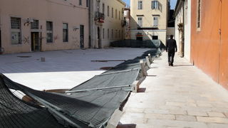 Zadar, 180312.
U noci sa subote na nedjelju nepoznati pocinitelji razbijali su po Poluotoku te napravili veliku stetu na gradilistu kod Trga pet bunara gdje je porazbijana rampa za ulaz u park, a mjesalica za beton zavrsila je cak kod pomorske skole u dru Zadar, 180312.
U noci sa subote na nedjelju nepoznati pocinitelji razbijali su po Poluotoku te napravili veliku stetu na gradilistu kod Trga pet bunara gdje je porazbijana rampa za ulaz u park, a mjesalica za beton zavrsila je cak kod pomorske skole u dru