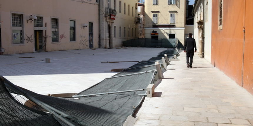 Zadar, 180312.
U noci sa subote na nedjelju nepoznati pocinitelji razbijali su po Poluotoku te napravili veliku stetu na gradilistu kod Trga pet bunara gdje je porazbijana rampa za ulaz u park, a mjesalica za beton zavrsila je cak kod pomorske skole u dru