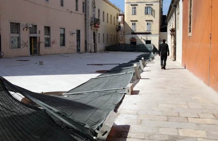 Zadar, 180312.
U noci sa subote na nedjelju nepoznati pocinitelji razbijali su po Poluotoku te napravili veliku stetu na gradilistu kod Trga pet bunara gdje je porazbijana rampa za ulaz u park, a mjesalica za beton zavrsila je cak kod pomorske skole u dru Zadar, 180312.
U noci sa subote na nedjelju nepoznati pocinitelji razbijali su po Poluotoku te napravili veliku stetu na gradilistu kod Trga pet bunara gdje je porazbijana rampa za ulaz u park, a mjesalica za beton zavrsila je cak kod pomorske skole u dru