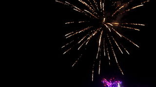 Cazma, 171210.
Grabovnica pokraj Cazme.
Imanje obitelji Salaj.
Predsjednica Vlade Jadranka Kosor svecano je upalila lampice na imanju obitelji Salaj u okviru Bozicne price u Cazmi.
Na imanju je ove godine upaljeno 1100000 lampica.
Prigodom otvorenja bio j