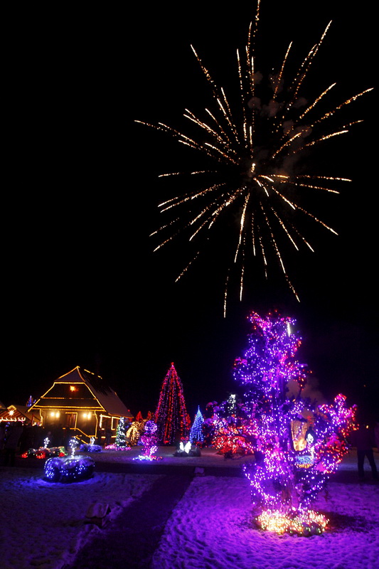 Cazma, 171210.
Grabovnica pokraj Cazme.
Imanje obitelji Salaj.
Predsjednica Vlade Jadranka Kosor svecano je upalila lampice na imanju obitelji Salaj u okviru Bozicne price u Cazmi.
Na imanju je ove godine upaljeno 1100000 lampica.
Prigodom otvorenja bio j