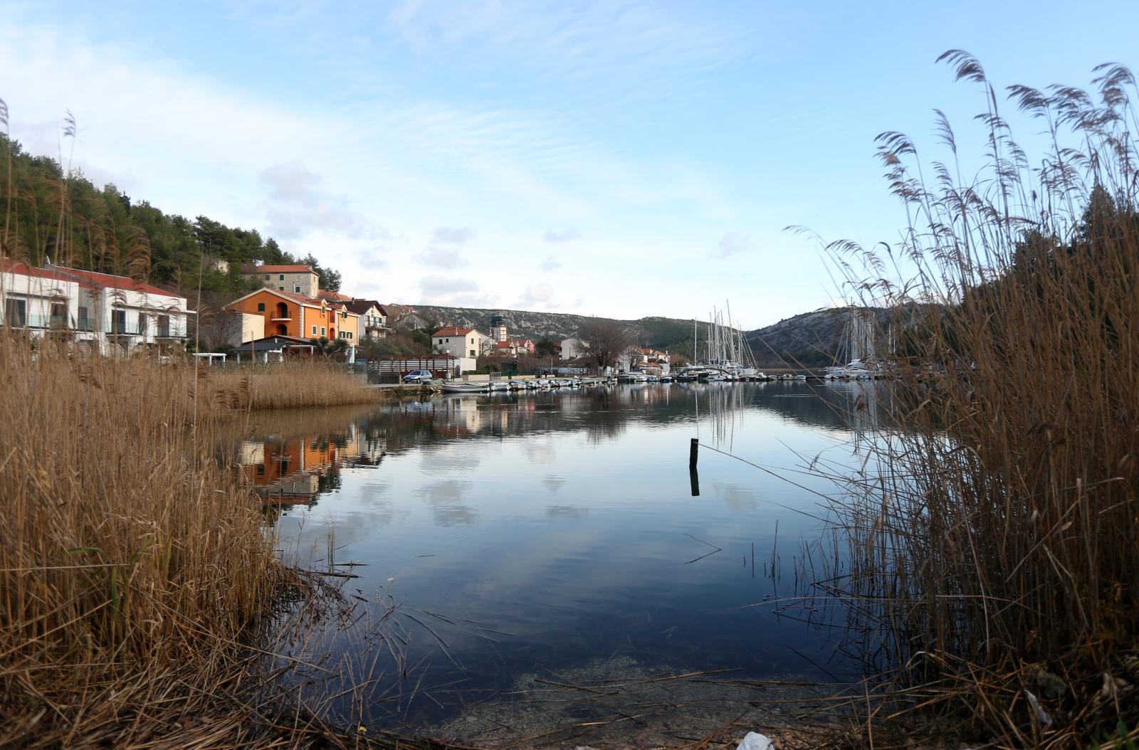 Skradin romantičan mediteranski grad na desnoj obali rijeke Krke Skradin romantičan mediteranski grad na desnoj obali rijeke Krke