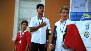 Zadar, 160711.
ISAF svjetsko juniorsko prvenstvo
Zadar 2011, 07.-15. srpanj 2011.
Zatvaranje jedrlicarskog prvenstva i podjela medalja i pehara najboljim momcadima.
Na slici: pobjednici u klasi RSX za decke,
1st-Wonwoo Cho KOR,
2nd-Mateo Sanz ESP,
3rd-Lou Zadar, 160711.
ISAF svjetsko juniorsko prvenstvo
Zadar 2011, 07.-15. srpanj 2011.
Zatvaranje jedrlicarskog prvenstva i podjela medalja i pehara najboljim momcadima.
Na slici: pobjednici u klasi RSX za decke,
1st-Wonwoo Cho KOR,
2nd-Mateo Sanz ESP,
3rd-Lou