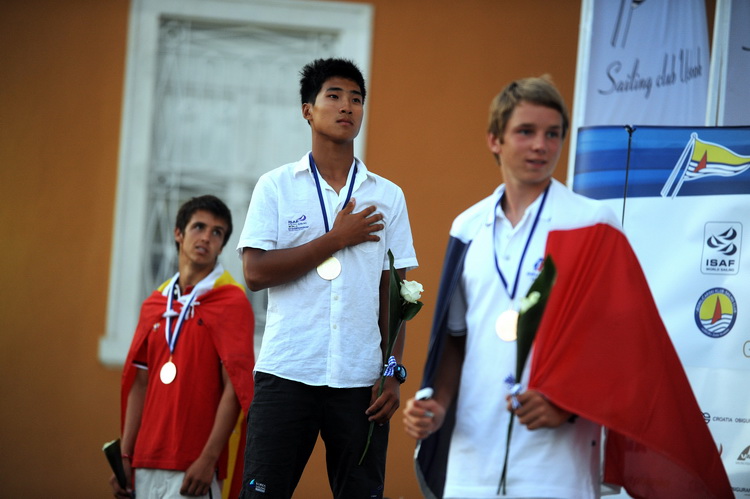 Zadar, 160711.
ISAF svjetsko juniorsko prvenstvo
Zadar 2011, 07.-15. srpanj 2011.
Zatvaranje jedrlicarskog prvenstva i podjela medalja i pehara najboljim momcadima.
Na slici: pobjednici u klasi RSX za decke,
1st-Wonwoo Cho KOR,
2nd-Mateo Sanz ESP,
3rd-Lou Zadar, 160711.
ISAF svjetsko juniorsko prvenstvo
Zadar 2011, 07.-15. srpanj 2011.
Zatvaranje jedrlicarskog prvenstva i podjela medalja i pehara najboljim momcadima.
Na slici: pobjednici u klasi RSX za decke,
1st-Wonwoo Cho KOR,
2nd-Mateo Sanz ESP,
3rd-Lou
