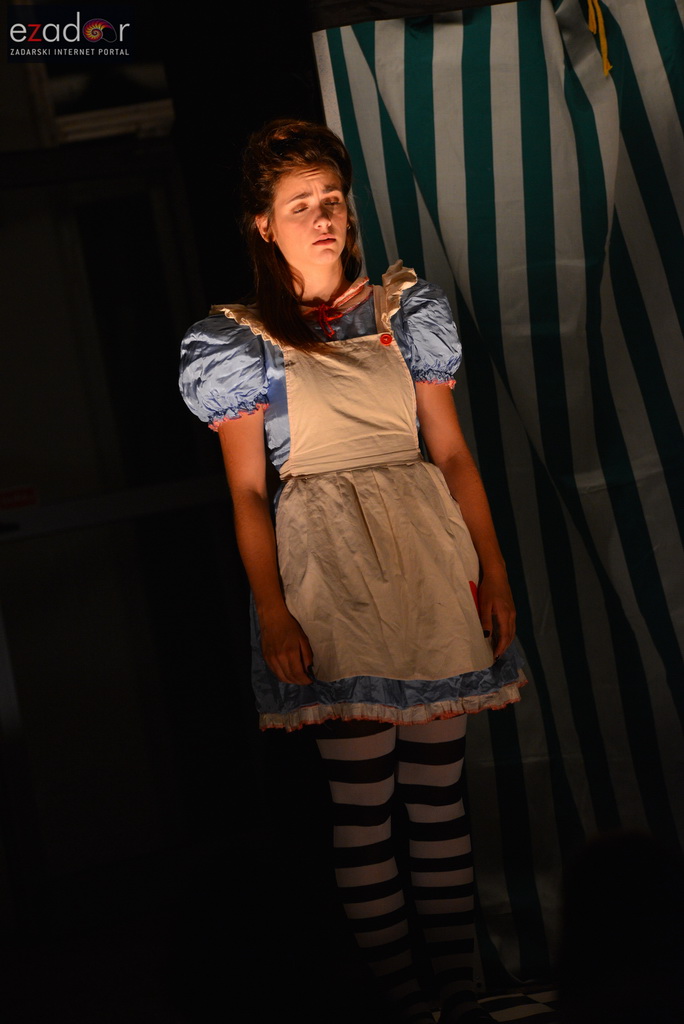 Stanarska fešta 2017: Predstava “U zemlji čudesa” Teatra Dragon Stanarska fešta 2017: Predstava “U zemlji čudesa” Teatra Dragon