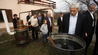 Deringaj, 251110.
Hrvatski i srbijanski predsjednik Ivo Josipovic i Boris Tadic posjetili su u cetvrtak srpsku povratnicku obitelj Markovic u selu Deringaju kod Gracaca. Josipovic i Tadic koji boravi u dvodnevnom posjetu Hrvatskoj bili su gosti u domu ce Deringaj, 251110.
Hrvatski i srbijanski predsjednik Ivo Josipovic i Boris Tadic posjetili su u cetvrtak srpsku povratnicku obitelj Markovic u selu Deringaju kod Gracaca. Josipovic i Tadic koji boravi u dvodnevnom posjetu Hrvatskoj bili su gosti u domu ce