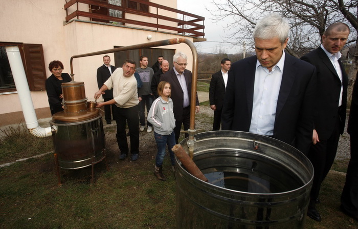 Deringaj, 251110.
Hrvatski i srbijanski predsjednik Ivo Josipovic i Boris Tadic posjetili su u cetvrtak srpsku povratnicku obitelj Markovic u selu Deringaju kod Gracaca. Josipovic i Tadic koji boravi u dvodnevnom posjetu Hrvatskoj bili su gosti u domu ce Deringaj, 251110.
Hrvatski i srbijanski predsjednik Ivo Josipovic i Boris Tadic posjetili su u cetvrtak srpsku povratnicku obitelj Markovic u selu Deringaju kod Gracaca. Josipovic i Tadic koji boravi u dvodnevnom posjetu Hrvatskoj bili su gosti u domu ce
