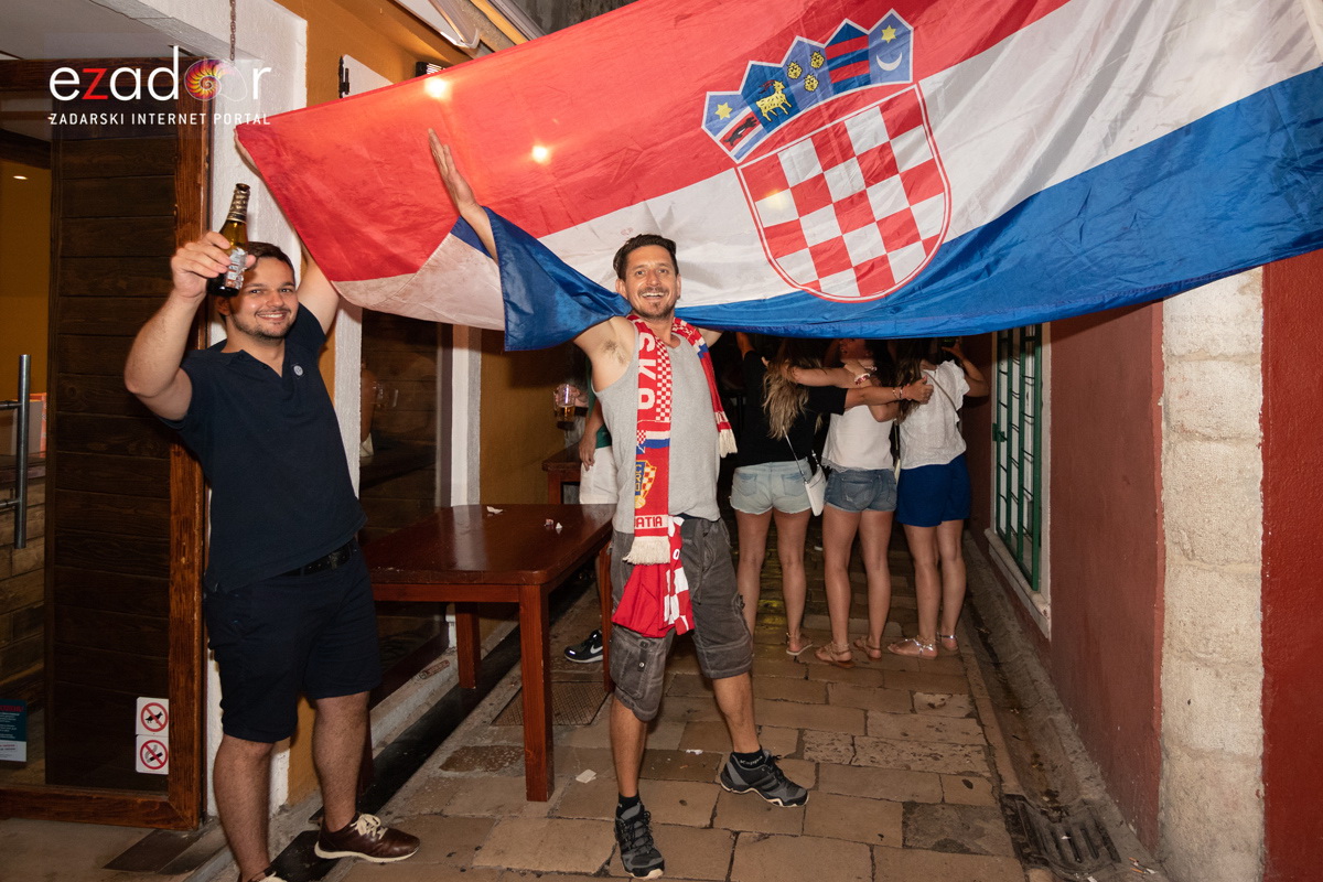 Čudesna noć: Velika fešta ulicama Zadra nakon plasmana Vatrenih u finale SP Čudesna noć: Velika fešta ulicama Zadra nakon plasmana Vatrenih u finale SP