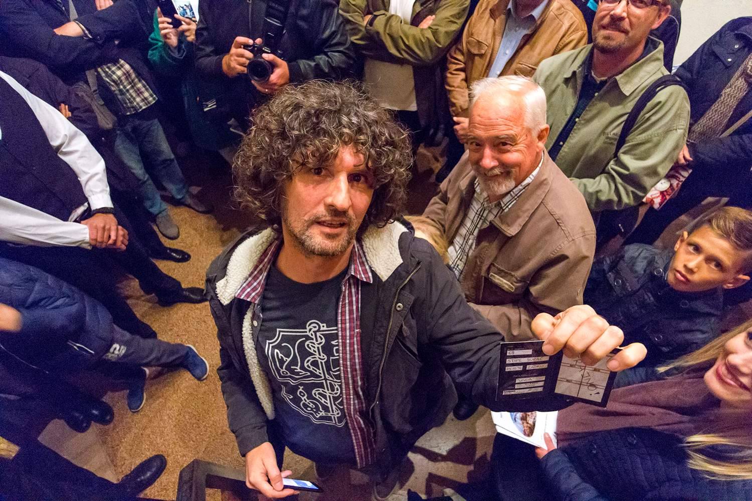 Galerija Kapetanova kula: Svečano otvorenje izložbe “Rastočeno vrime” Stipe Suraća. Foto: Mladen Radolović Mrlja Galerija Kapetanova kula: Svečano otvorenje izložbe “Rastočeno vrime” Stipe Suraća. Foto: Mladen Radolović Mrlja