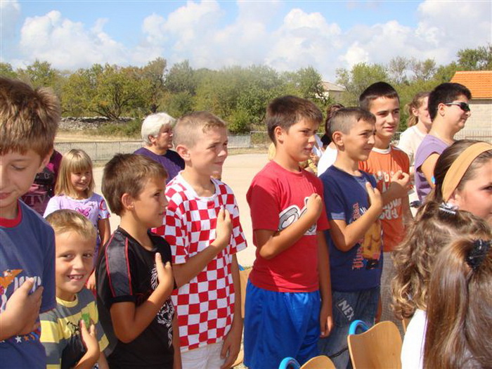 Svecano otvorenje obnovljenih podrucnih skola u Rastevicu i Bukovicu Svecano otvorenje obnovljenih podrucnih skola u Rastevicu i Bukovicu