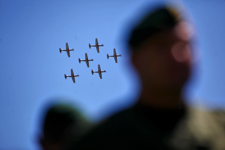 Knin, 050811.
Podizanjem zastave na Kninskoj tvrdjavi i postrojavanjem vojnih snaga na nogometnom igralistu obiljezena je 16. obljetnica VRO Oluja, Dan pobjede i domovinske zahvalnosti i Dan hrvatskih branitelja.
Na fotografiji: Krila Oluje u preletu
Foto Knin, 050811.
Podizanjem zastave na Kninskoj tvrdjavi i postrojavanjem vojnih snaga na nogometnom igralistu obiljezena je 16. obljetnica VRO Oluja, Dan pobjede i domovinske zahvalnosti i Dan hrvatskih branitelja.
Na fotografiji: Krila Oluje u preletu
Foto