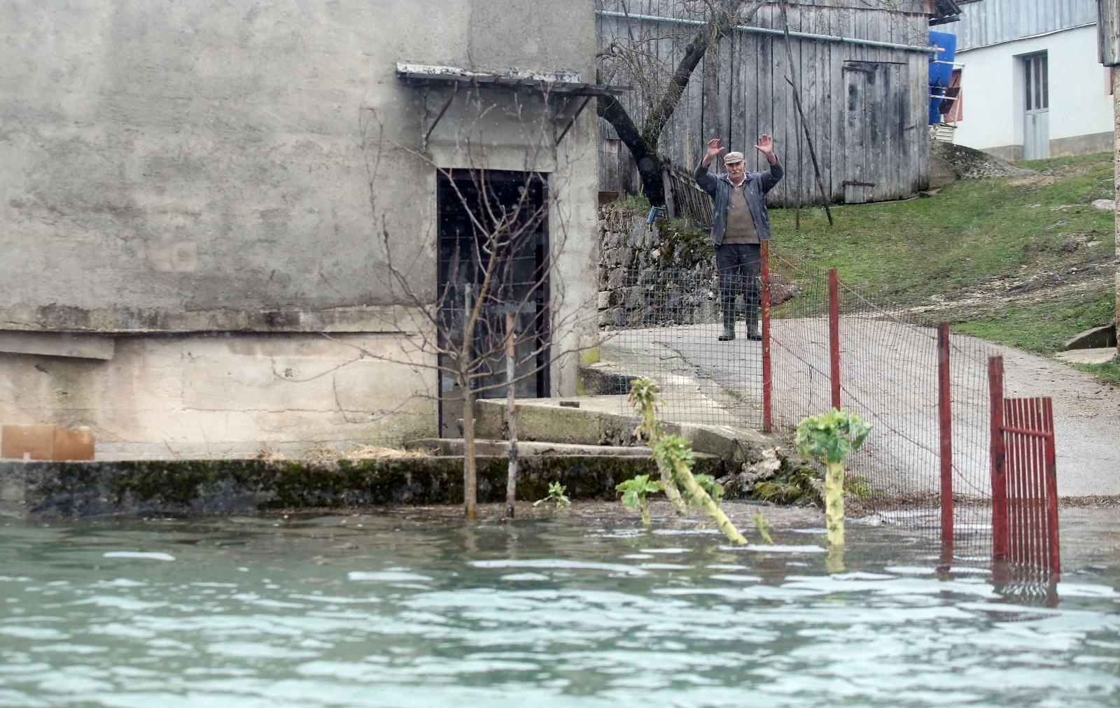 Na području Kosinja proglašeno izvanredno stanje obrane od poplava Na području Kosinja proglašeno izvanredno stanje obrane od poplava