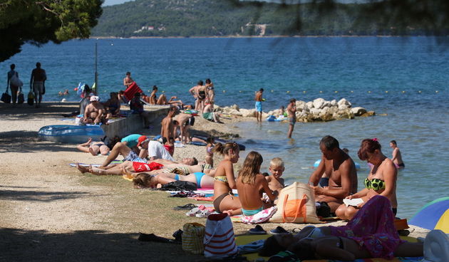 Zadar, 020811.
Na slici: Turisti uzivaju u kupanju i suncanju na plazi u Bibinjama.
Foto: Vladimir Ivanov / CROPIX