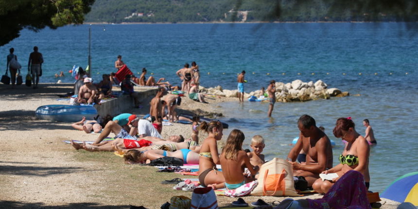 Zadar, 020811.
Na slici: Turisti uzivaju u kupanju i suncanju na plazi u Bibinjama.
Foto: Vladimir Ivanov / CROPIX Zadar, 020811.
Na slici: Turisti uzivaju u kupanju i suncanju na plazi u Bibinjama.
Foto: Vladimir Ivanov / CROPIX