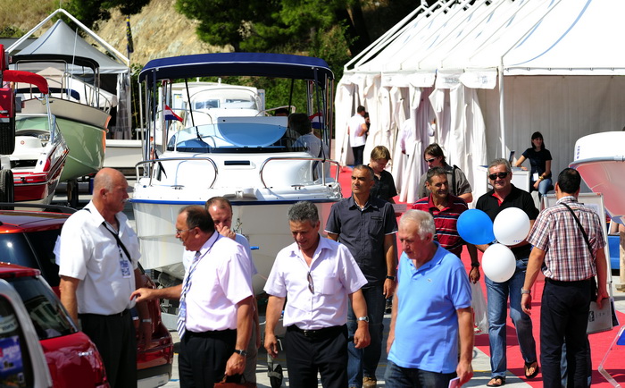 Sibenik ,160910.
Marina Mandalina
Treci Adriatic Boat Show otvoren i traje 4 dana u kojem ce posjetitelji imati priliku vidjeti preko 150 plovila i preko 175 standova sa ponudom svega vezanog more i brodove
na slici izlozbeni brodovi.
Foto: Niksa Stipanic