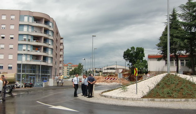 Izgradnja kružnog toka na križanju Ulice Benka Benkovića s ulicama Domovinskoga rata i Nikole Tesle, dovršena je i danas je rotor pušten u promet, odnosno otvorena su njegova tri traka, ulice Domovinskog rata i Nikole Tesle.