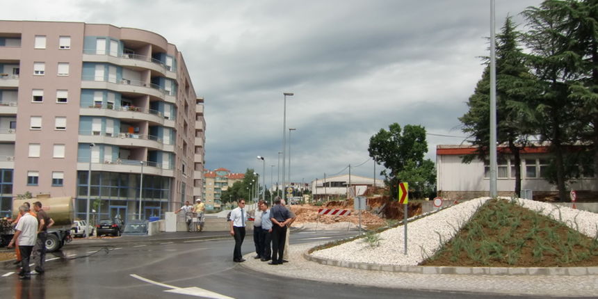 Izgradnja kružnog toka na križanju Ulice Benka Benkovića s ulicama Domovinskoga rata i Nikole Tesle, dovršena je i danas je rotor pušten u promet, odnosno otvorena su njegova tri traka, ulice Domovinskog rata i Nikole Tesle. Izgradnja kružnog toka na križanju Ulice Benka Benkovića s ulicama Domovinskoga rata i Nikole Tesle, dovršena je i danas je rotor pušten u promet, odnosno otvorena su njegova tri traka, ulice Domovinskog rata i Nikole Tesle.