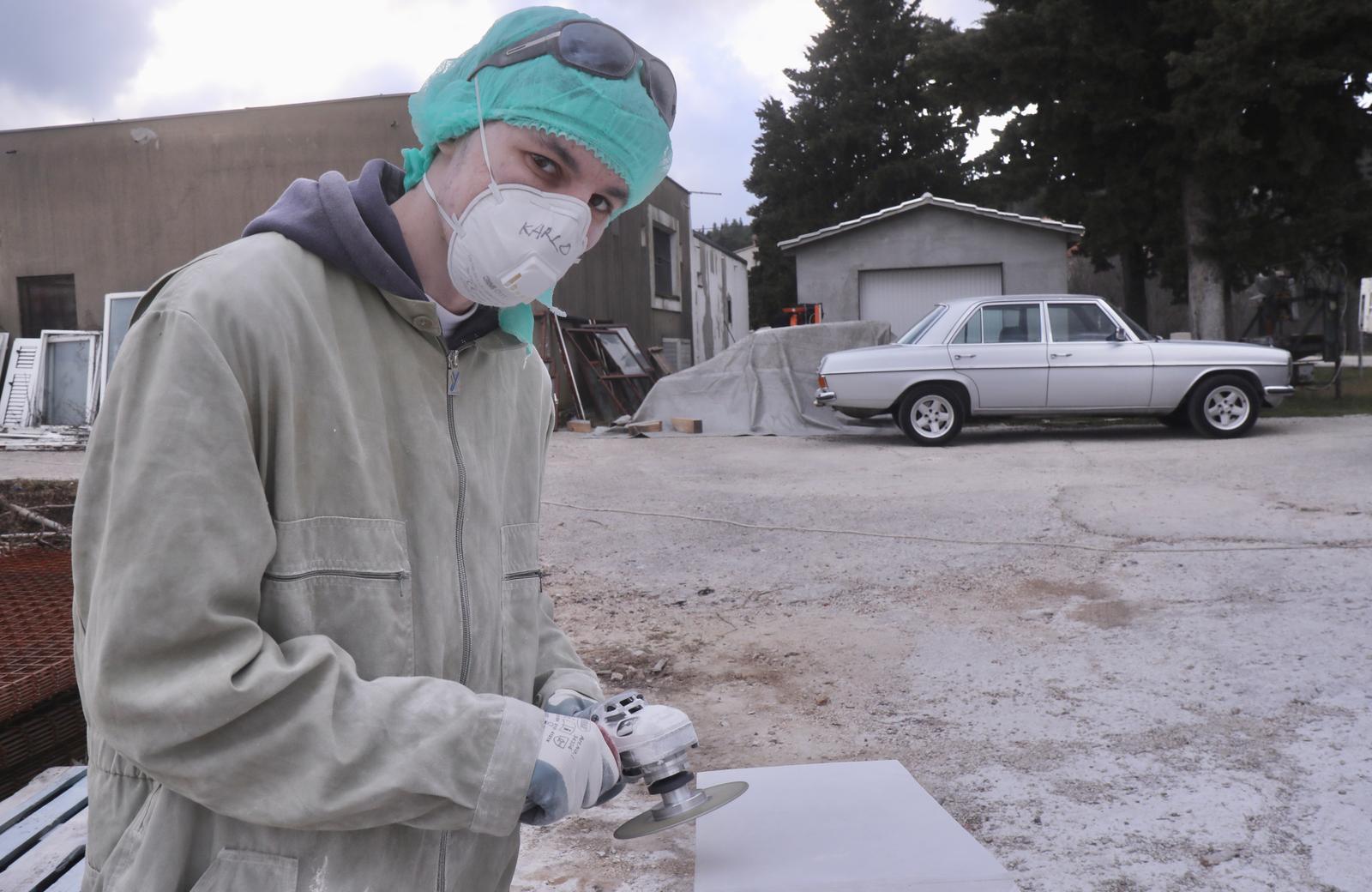 Mladi europski kipari stigli u Imotski, punom parom rade spomenik kultnom Mercedesu Mladi europski kipari stigli u Imotski, punom parom rade spomenik kultnom Mercedesu