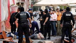 Temisvar, Rumunjska, 011009.
Na jednom od gradskih trgova doslo je do sukoba izmedju navijaca Dinama i rumunjskih navijaca pred utakmicu Temisvar – Dinamo. Policija je nerede vrlo brzo ugusila.
Foto: CROPIX Temisvar, Rumunjska, 011009.
Na jednom od gradskih trgova doslo je do sukoba izmedju navijaca Dinama i rumunjskih navijaca pred utakmicu Temisvar – Dinamo. Policija je nerede vrlo brzo ugusila.
Foto: CROPIX