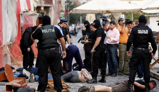 Temisvar, Rumunjska, 011009.
Na jednom od gradskih trgova doslo je do sukoba izmedju navijaca Dinama i rumunjskih navijaca pred utakmicu Temisvar – Dinamo. Policija je nerede vrlo brzo ugusila.
Foto: CROPIX