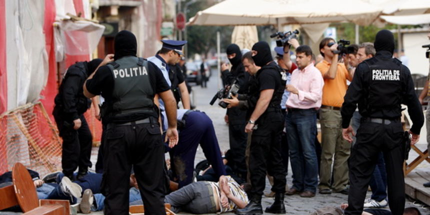 Temisvar, Rumunjska, 011009.
Na jednom od gradskih trgova doslo je do sukoba izmedju navijaca Dinama i rumunjskih navijaca pred utakmicu Temisvar – Dinamo. Policija je nerede vrlo brzo ugusila.
Foto: CROPIX Temisvar, Rumunjska, 011009.
Na jednom od gradskih trgova doslo je do sukoba izmedju navijaca Dinama i rumunjskih navijaca pred utakmicu Temisvar – Dinamo. Policija je nerede vrlo brzo ugusila.
Foto: CROPIX