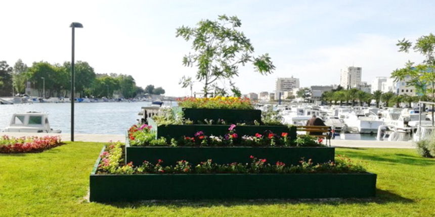 Cvjetna piramida Zrinke Prusac u uvali Jazine Cvjetna piramida Zrinke Prusac u uvali Jazine