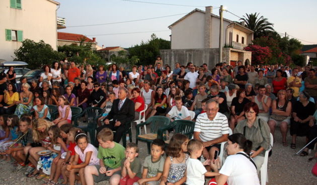 Vecer folklora: KUD Nevijana i ansambl Horenak u Nevidjenima