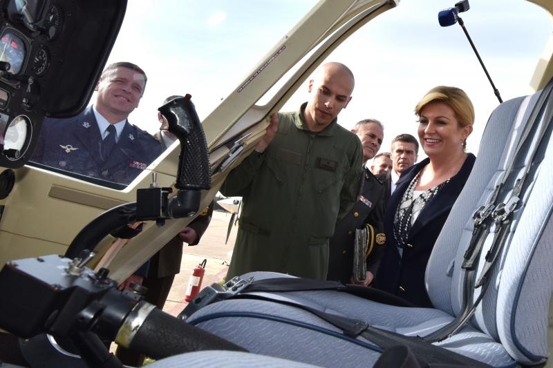 Predsjednica Kolinda Grabar-Kitarović posjetila 93. zrakoplovnu bazu Zemunik. Foto: Dino Stanin/PIXSELL