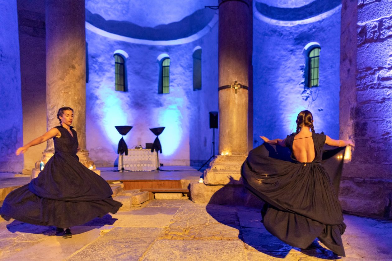 More ko žena pomiče pločice dragulja – igra svjetla, sjene i pokreta u crkvi Sv. Donata