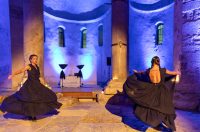 More ko žena pomiče pločice dragulja – igra svjetla, sjene i pokreta u crkvi Sv. Donata