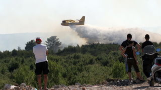 Zadar, 240809.
Veliki pozar kod Smokovica i Zemunika pokraj Zadra gase cetiri kanadera i dva air traktora. Gori nisko raslinje, a vatra je zaprijetila vojnoj pisti. Vjetar otezava gasenje.
Foto: Branislav Grgurovic / CROPIX Zadar, 240809.
Veliki pozar kod Smokovica i Zemunika pokraj Zadra gase cetiri kanadera i dva air traktora. Gori nisko raslinje, a vatra je zaprijetila vojnoj pisti. Vjetar otezava gasenje.
Foto: Branislav Grgurovic / CROPIX