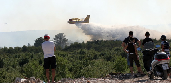 Zadar, 240809.
Veliki pozar kod Smokovica i Zemunika pokraj Zadra gase cetiri kanadera i dva air traktora. Gori nisko raslinje, a vatra je zaprijetila vojnoj pisti. Vjetar otezava gasenje.
Foto: Branislav Grgurovic / CROPIX Zadar, 240809.
Veliki pozar kod Smokovica i Zemunika pokraj Zadra gase cetiri kanadera i dva air traktora. Gori nisko raslinje, a vatra je zaprijetila vojnoj pisti. Vjetar otezava gasenje.
Foto: Branislav Grgurovic / CROPIX