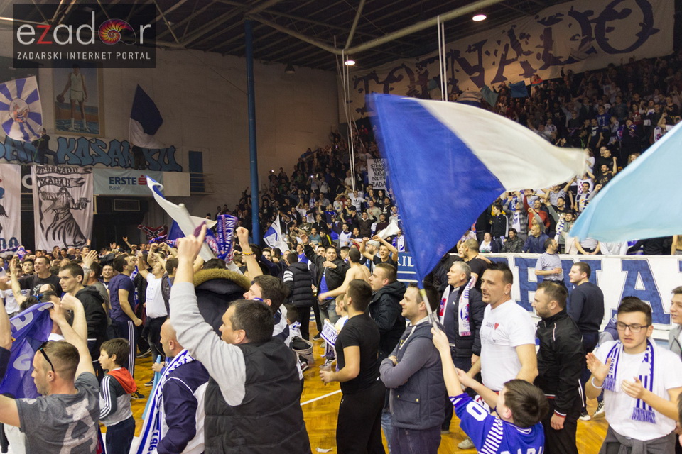 Humanitarno gledanje utakmice Zadar-Cibona (85-84) u Jazinama Humanitarno gledanje utakmice Zadar-Cibona (85-84) u Jazinama