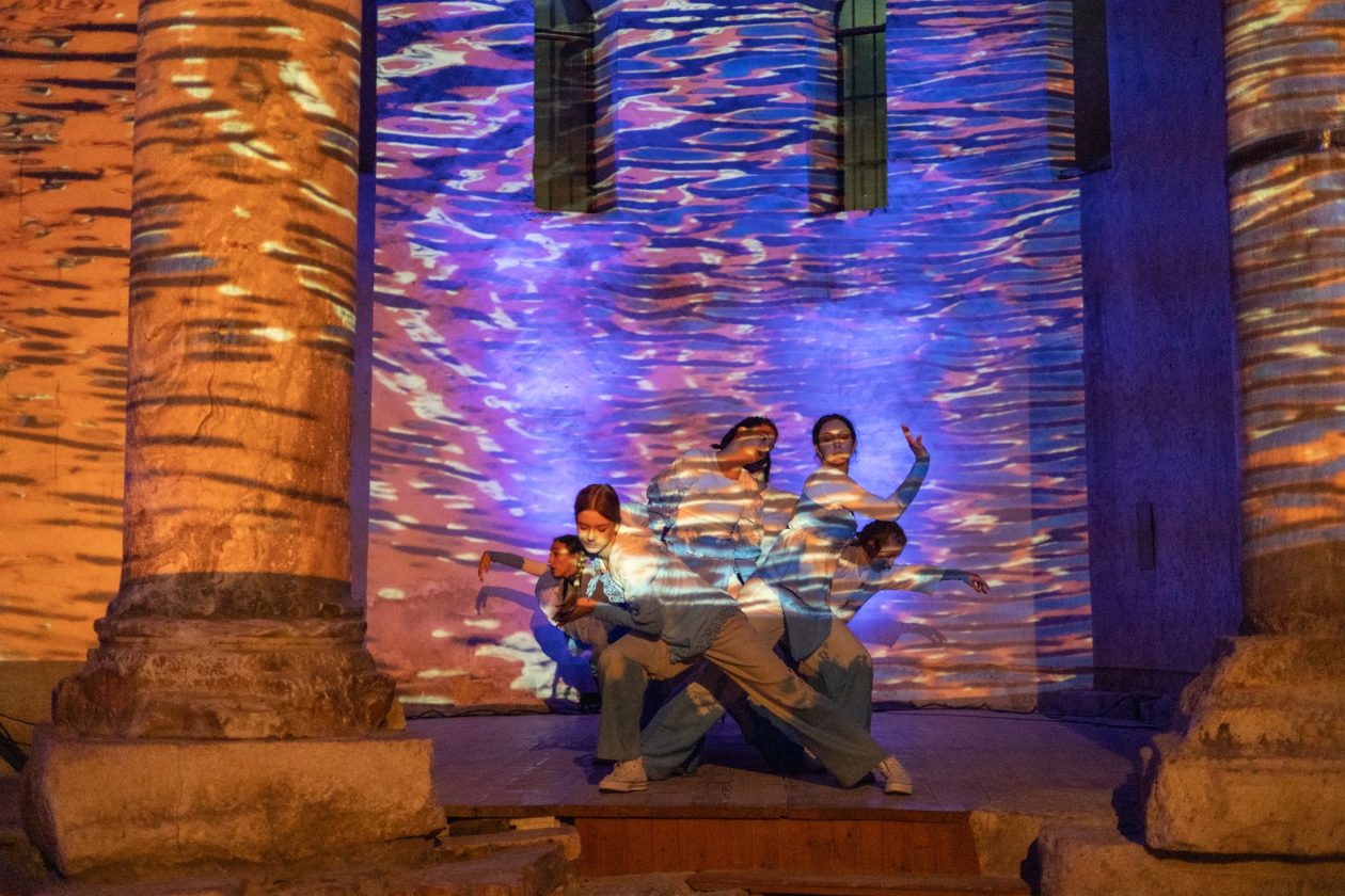 More ko žena pomiče pločice dragulja – igra svjetla, sjene i pokreta u crkvi Sv. Donata