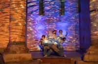 More ko žena pomiče pločice dragulja – igra svjetla, sjene i pokreta u crkvi Sv. Donata