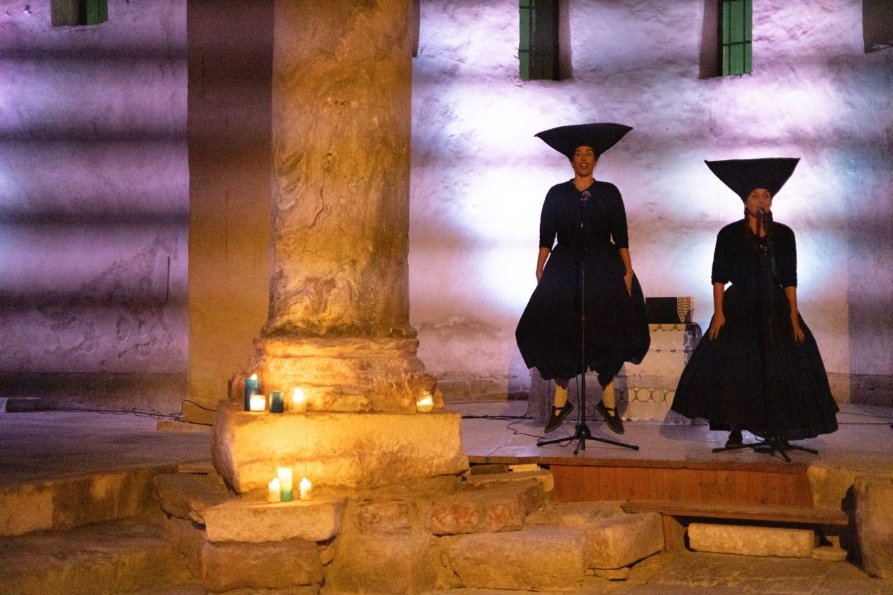 More ko žena pomiče pločice dragulja – igra svjetla, sjene i pokreta u crkvi Sv. Donata