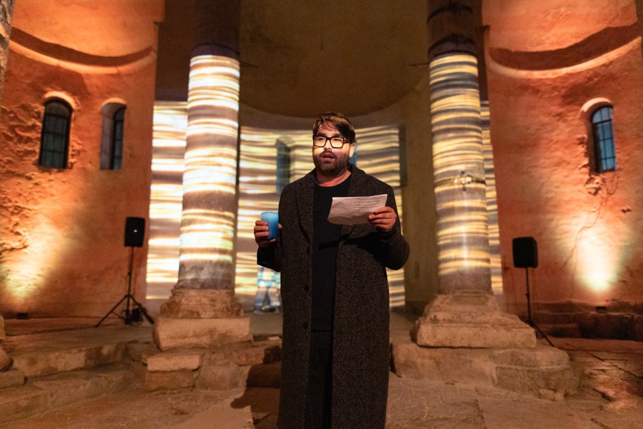 More ko žena pomiče pločice dragulja – igra svjetla, sjene i pokreta u crkvi Sv. Donata