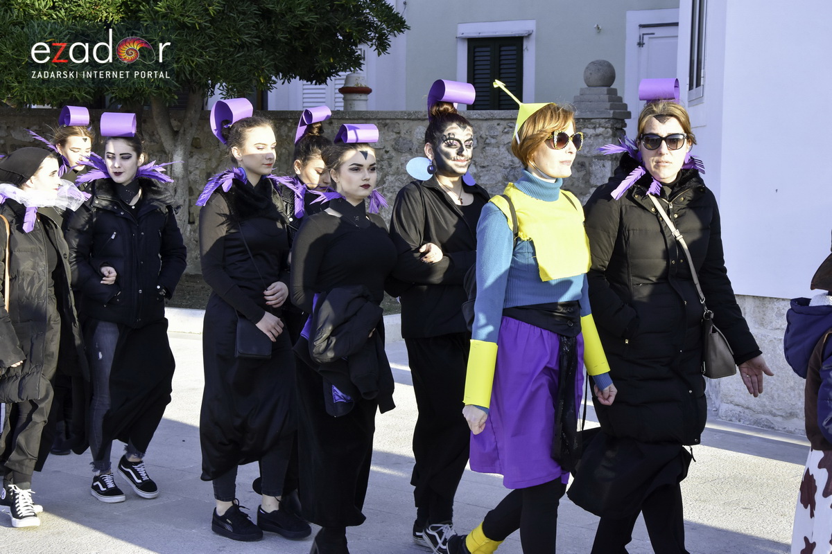 Paški zimski karneval 2018: Karnevalska povorka prošla ulicama grada do Pijace