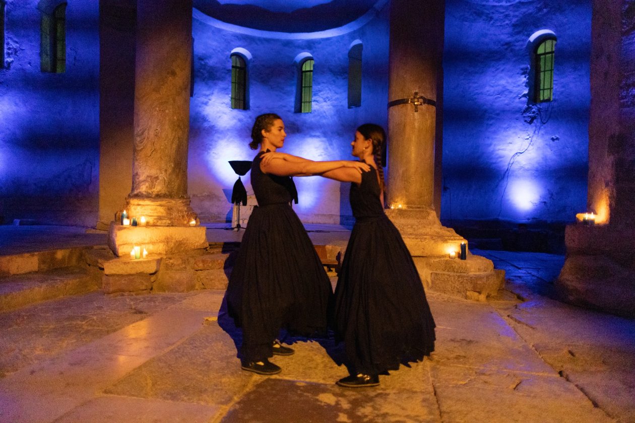 More ko žena pomiče pločice dragulja – igra svjetla, sjene i pokreta u crkvi Sv. Donata