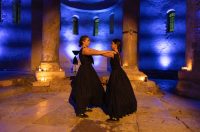 More ko žena pomiče pločice dragulja – igra svjetla, sjene i pokreta u crkvi Sv. Donata