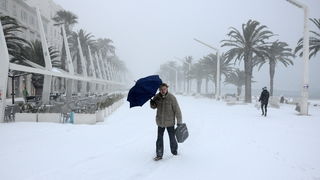 Split, 030212
Nakon nekoliko godina, danima najavljivan snijeg pao je i na Splitskom podrucju. Iako je bio najavljen, Splicani nisu bili spremni na bijeli pokrivac, te im je on uz snaznu buru otezavao svakodnevni zivot. Teperatura je bila oko -3. Najvjero Split, 030212
Nakon nekoliko godina, danima najavljivan snijeg pao je i na Splitskom podrucju. Iako je bio najavljen, Splicani nisu bili spremni na bijeli pokrivac, te im je on uz snaznu buru otezavao svakodnevni zivot. Teperatura je bila oko -3. Najvjero