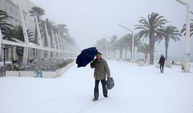 Split, 030212
Nakon nekoliko godina, danima najavljivan snijeg pao je i na Splitskom podrucju. Iako je bio najavljen, Splicani nisu bili spremni na bijeli pokrivac, te im je on uz snaznu buru otezavao svakodnevni zivot. Teperatura je bila oko -3. Najvjero
