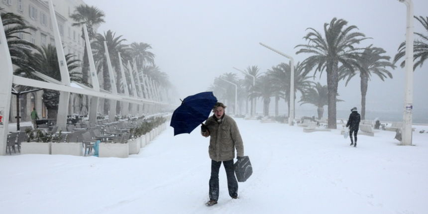 Split, 030212
Nakon nekoliko godina, danima najavljivan snijeg pao je i na Splitskom podrucju. Iako je bio najavljen, Splicani nisu bili spremni na bijeli pokrivac, te im je on uz snaznu buru otezavao svakodnevni zivot. Teperatura je bila oko -3. Najvjero