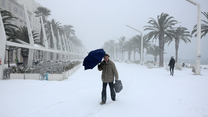 Split, 030212
Nakon nekoliko godina, danima najavljivan snijeg pao je i na Splitskom podrucju. Iako je bio najavljen, Splicani nisu bili spremni na bijeli pokrivac, te im je on uz snaznu buru otezavao svakodnevni zivot. Teperatura je bila oko -3. Najvjero Split, 030212
Nakon nekoliko godina, danima najavljivan snijeg pao je i na Splitskom podrucju. Iako je bio najavljen, Splicani nisu bili spremni na bijeli pokrivac, te im je on uz snaznu buru otezavao svakodnevni zivot. Teperatura je bila oko -3. Najvjero