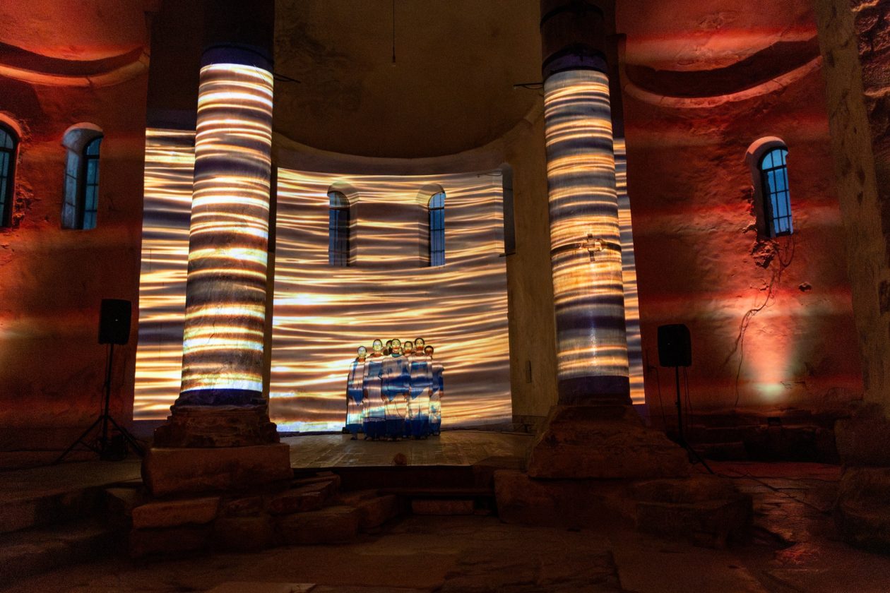 More ko žena pomiče pločice dragulja – igra svjetla, sjene i pokreta u crkvi Sv. Donata