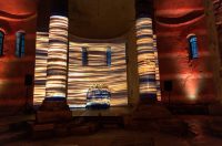 More ko žena pomiče pločice dragulja – igra svjetla, sjene i pokreta u crkvi Sv. Donata